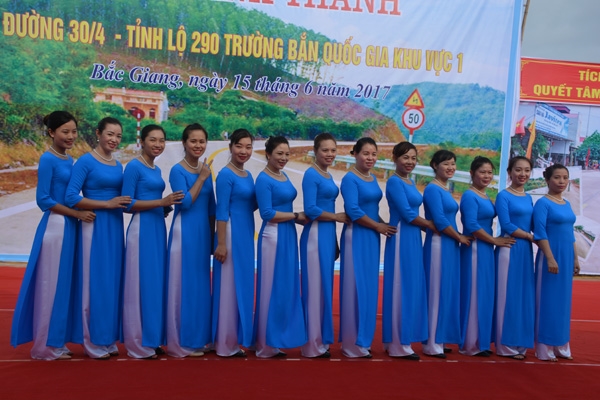 Nét duyên dáng của chị em phụ nữ Văn phòng Quân khu trong ngày lễ khánh thành đường vào Trường bắn quốc gia khu vực 1.